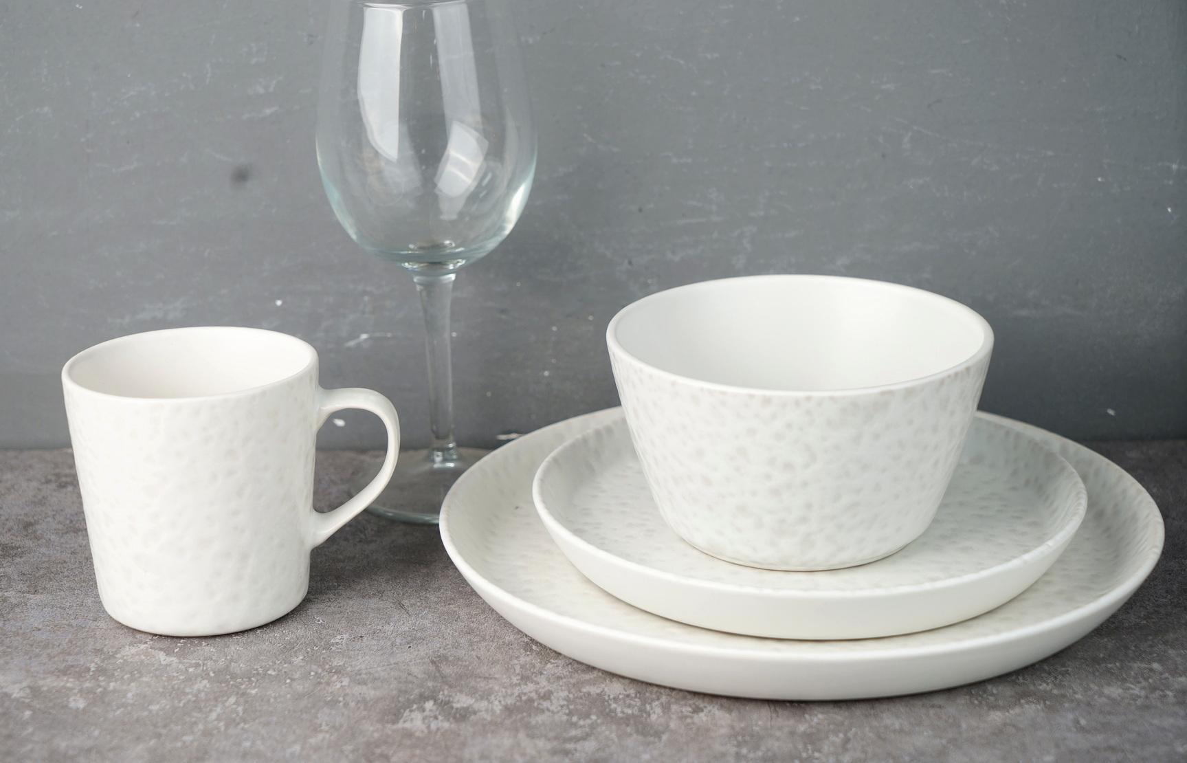 Stoneware Dinnerware Set Reactive Glaze White Color