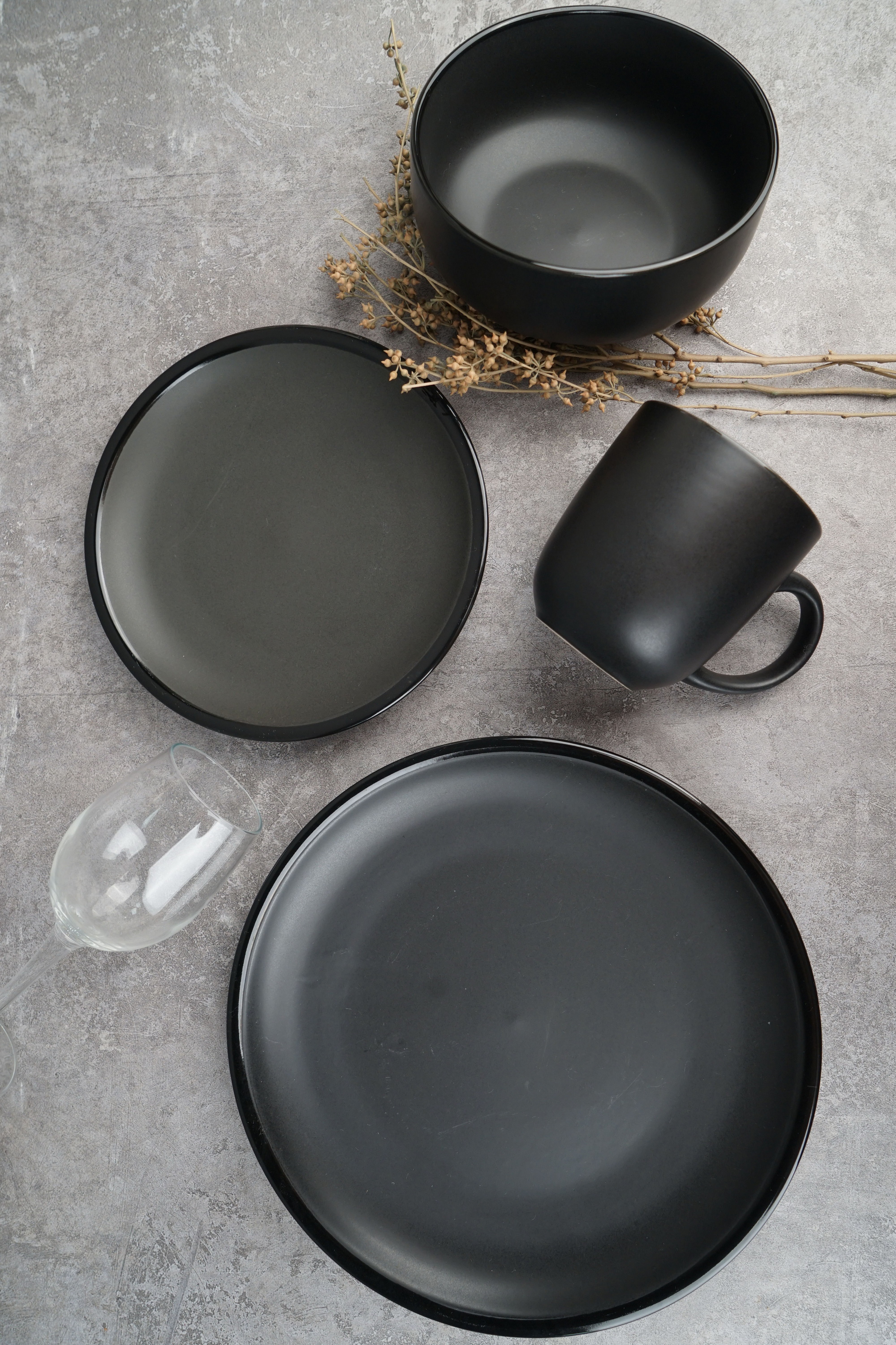 Stoneware Dinnerware Set Black Color BH733