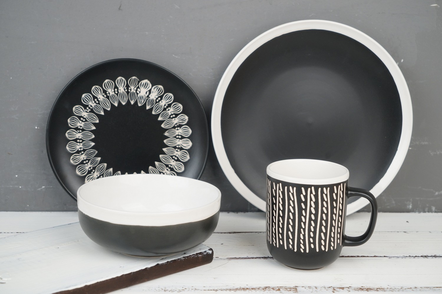 Stoneware Matt Black Glaze with Engraved Print Dinnerware Set LS132