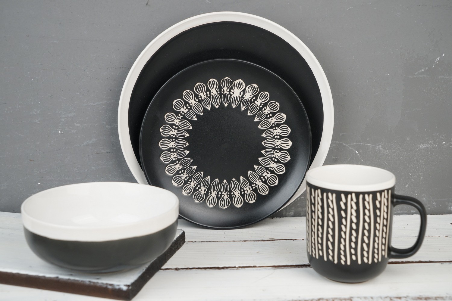 Stoneware Matt Black Glaze with Engraved Print Dinnerware Set LS132