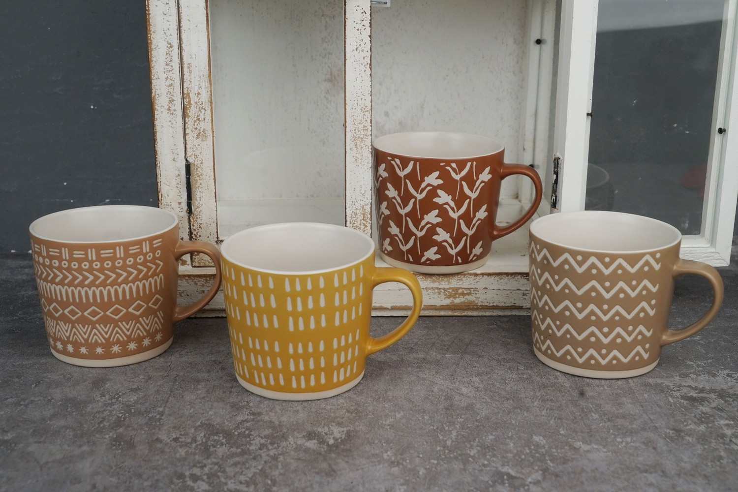 Stoneware Conical Mug with Engraved Print L3993