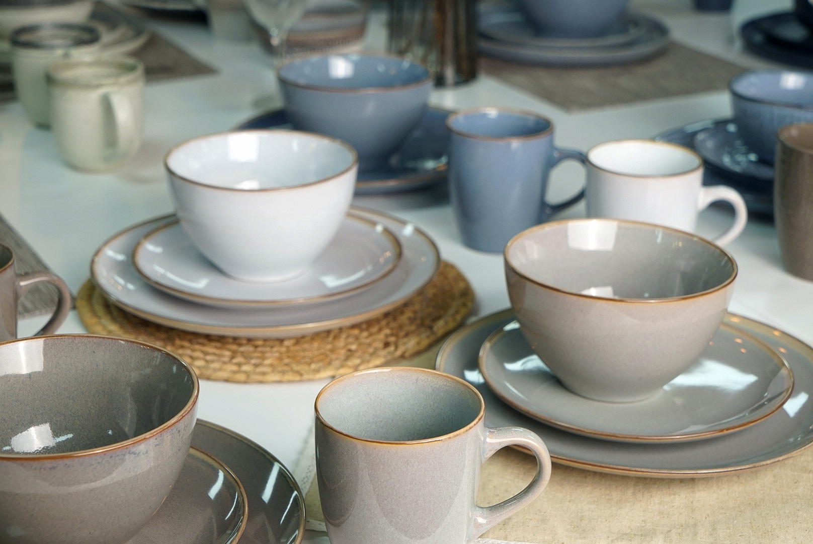 Stoneware Dinnerware Set Reactive Glaze with Reactive Rim