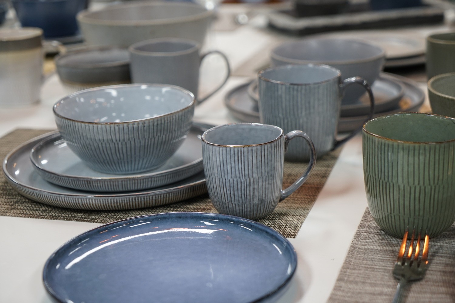 Stoneware Dinnerware Set Reactive Glaze Embossed Lines LS076